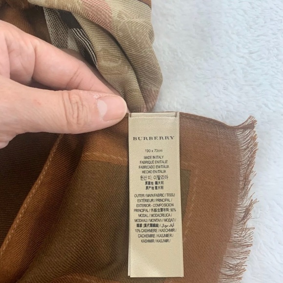 Burberry haymarket scarf - Picture 6 of 8